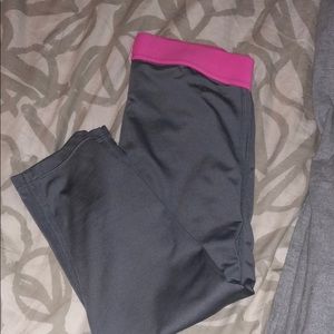 GRAY NIKE PRO CAPRI LEGGINGS